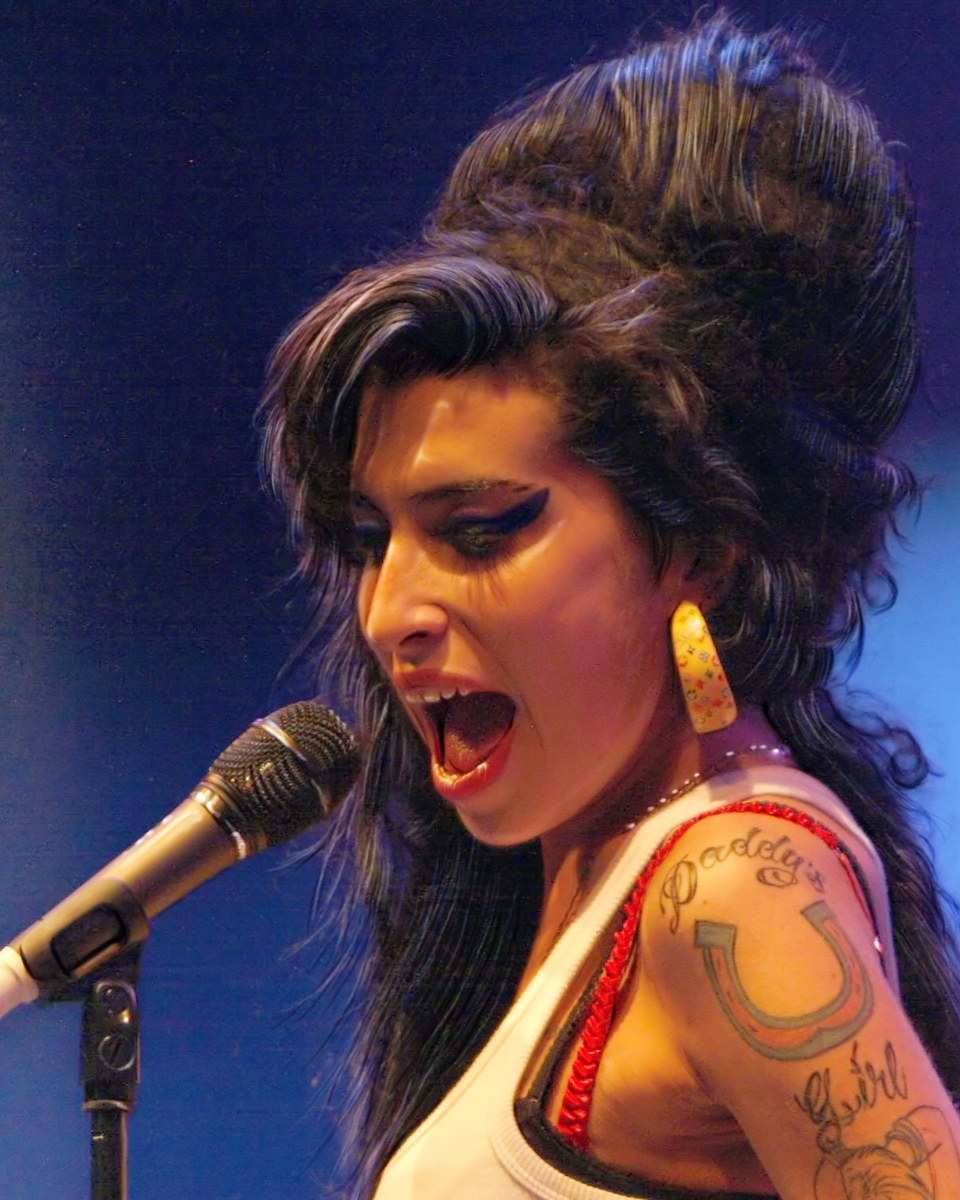 Amy Winehouse singing at the Eurockéennes festival in 2007
