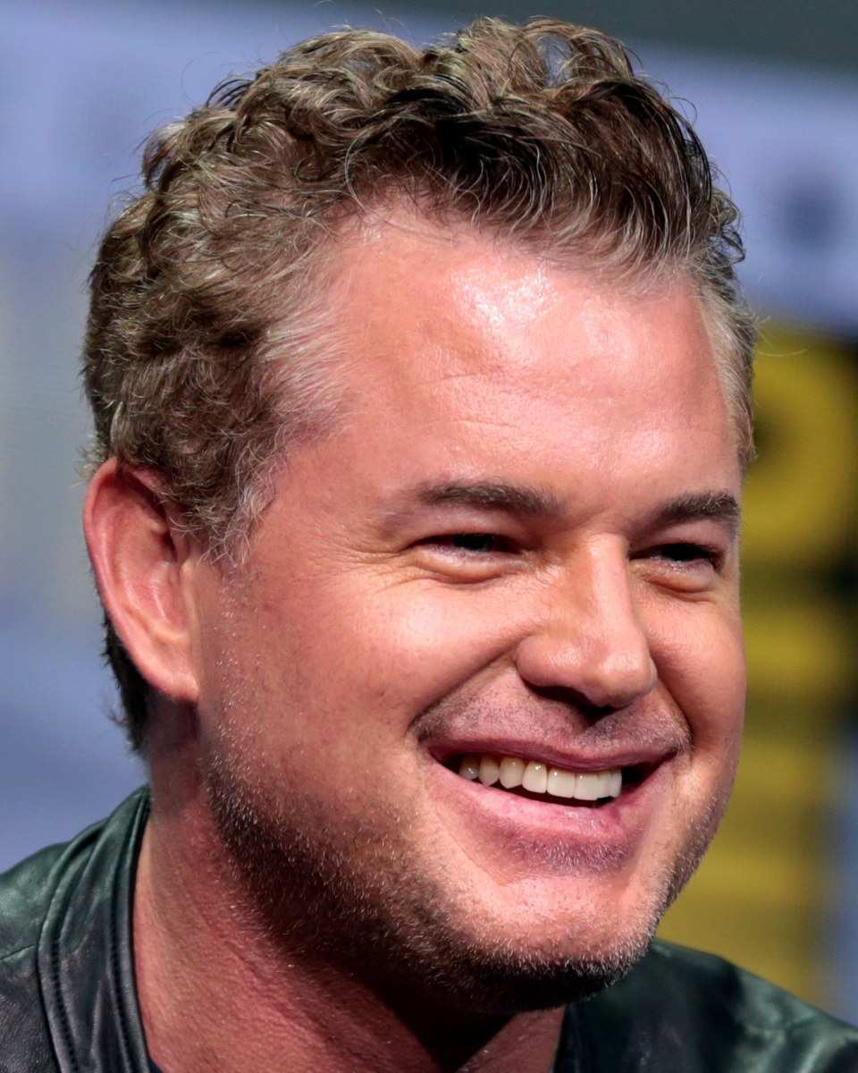 Eric Dane smiling at a panel, wearing a black leather jacket