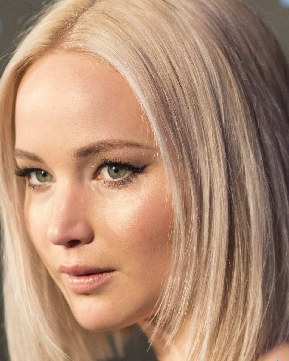 Jennifer Lawrence with platinum blonde hair at a New York film premiere in 2016