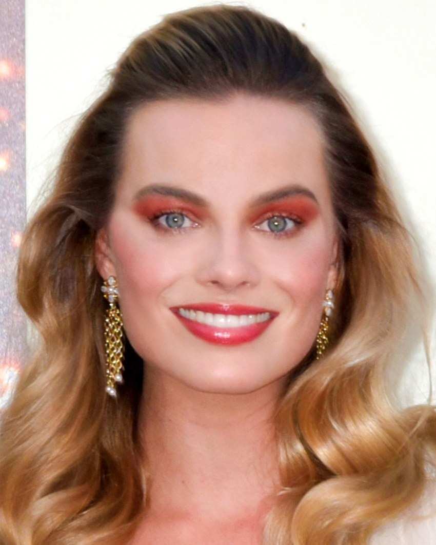 Margot Robbie smiling at a film premiere in Los Angeles, 2019