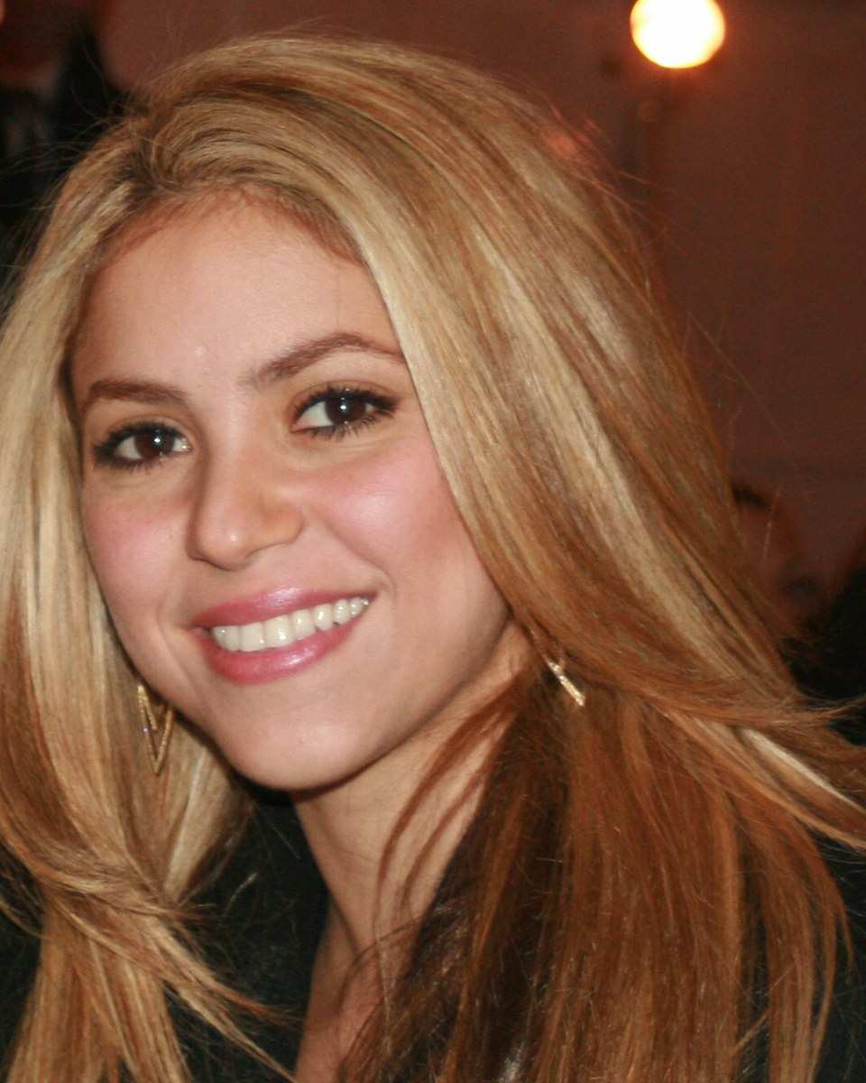 Shakira smiling, with long blonde hair, in 2009