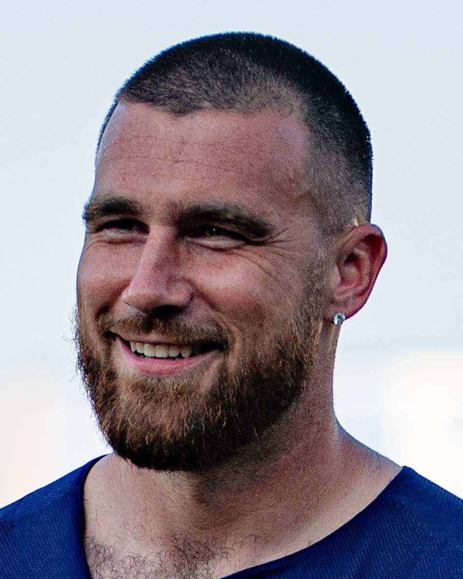 Travis Kelce smiling, with a beard, in 2021